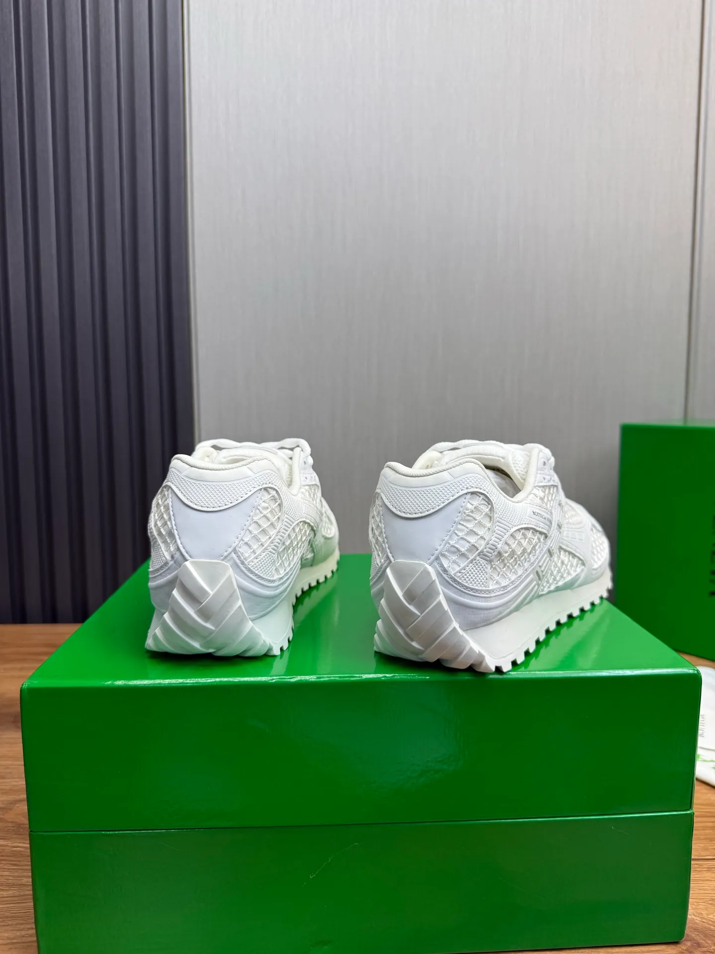 Men's men's shoes 💰620💰 BV top version 𝘽𝙊𝙏𝙏𝙀𝙂𝘼 𝙑𝙀𝙉𝙀𝙏𝘼 Orbit sneakers Wang Yibo same style couple style dad shoes 🩷💚 Runner sneakers, made of lightweight technical mesh fabric. Features a geometric patterned rubber outsole. Pay attention to the package craftsmanship ❕ High version shipping ❗️ Very nice, durable to play with and durable to make ✔️ Standard version 💯💯 The outsole is made of color-blocked TPU outsole. Women’s model 35-41 (40 41 customized) Men’s model 39-46 (45.46 customized) Equipped with original packaging